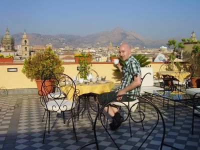 Bastiaan op het dakterras van Hotel Ambasciatori in Palermo
