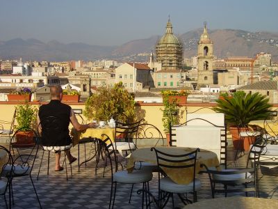 Ronald op het dakterras van Hotel Ambasciatori in Palermo
