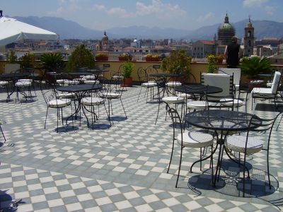 Het dakterras van ons hotel in Palermo
