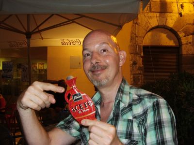 Bastiaan doet olijk in Trapani
